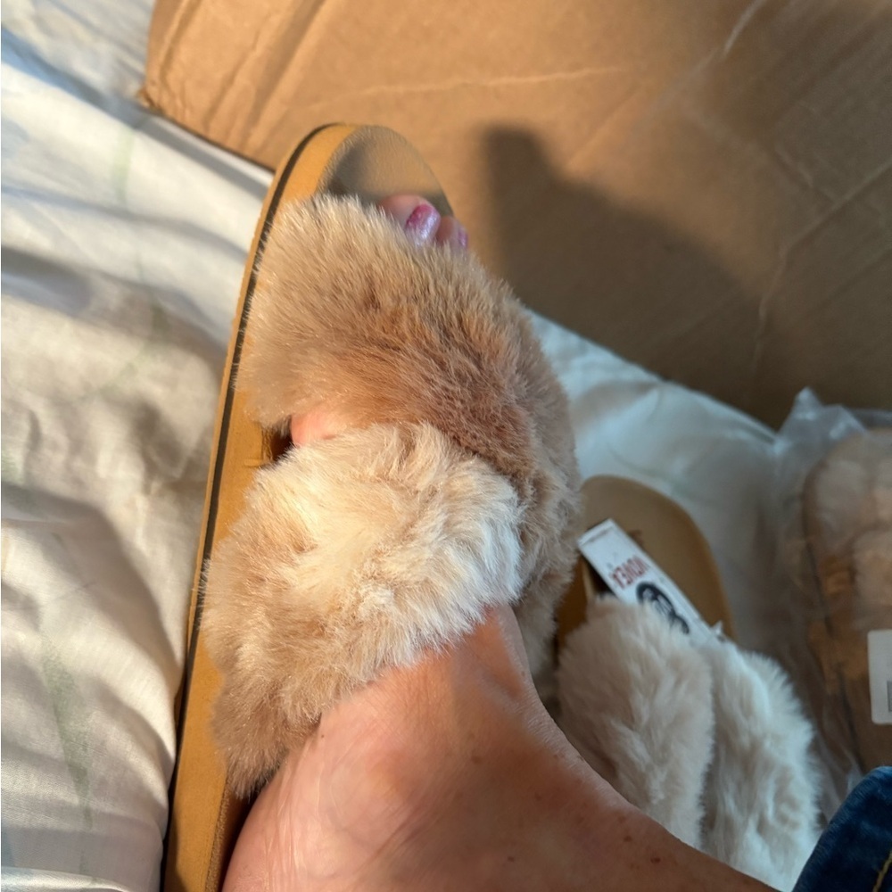NWT-Vovea furry slides slip-on shoes plush crossover straps flat anti-slip sole - Picture 3 of 8